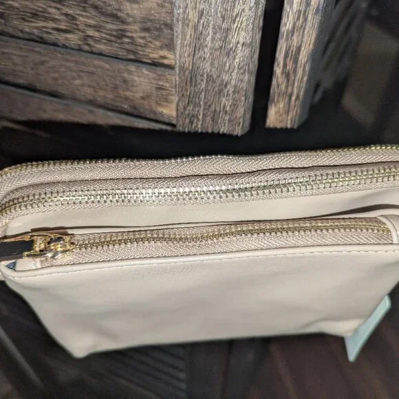 NWT Crossbody travel purse removable strap, natural color, tan - Picture 3 of 10